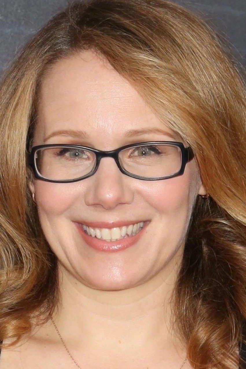 A headshot of Dana Fox.