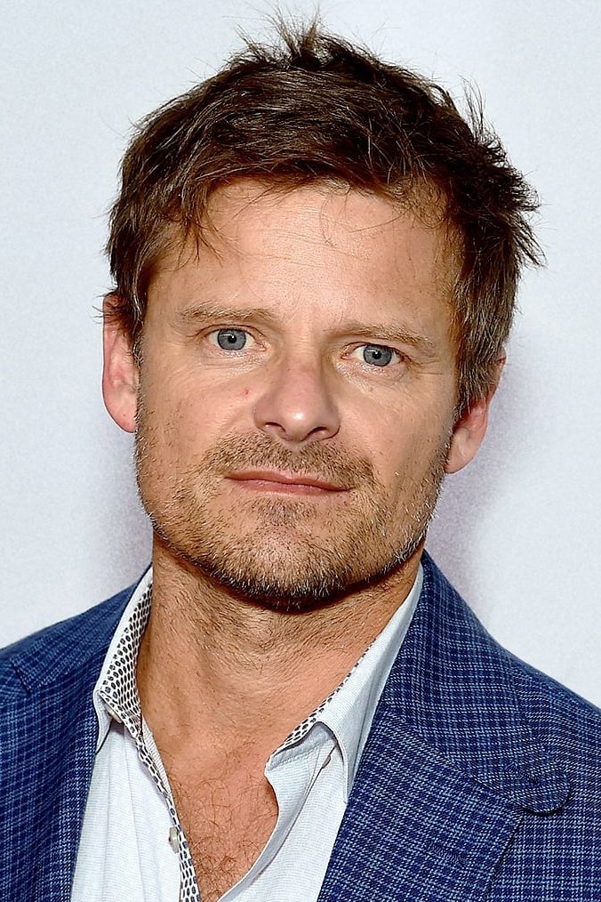 A headshot of Steve Zahn.