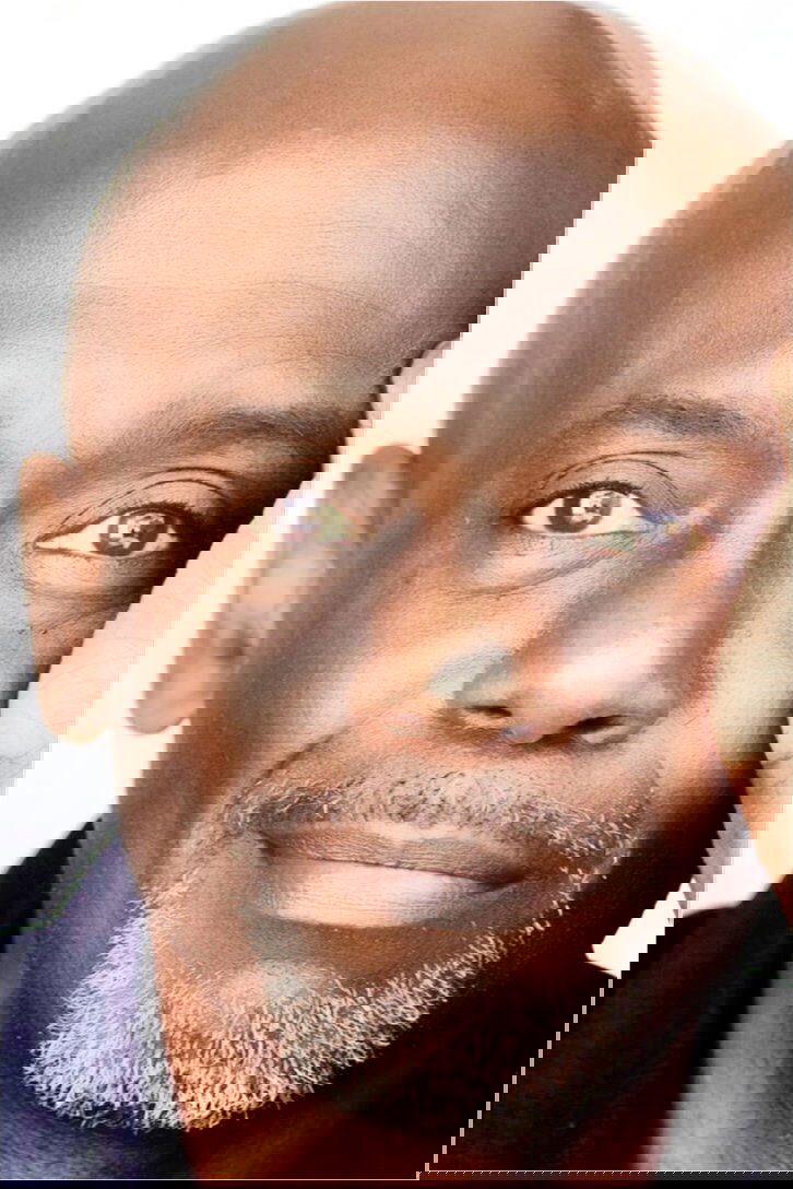 A headshot of Carl Gilliard.